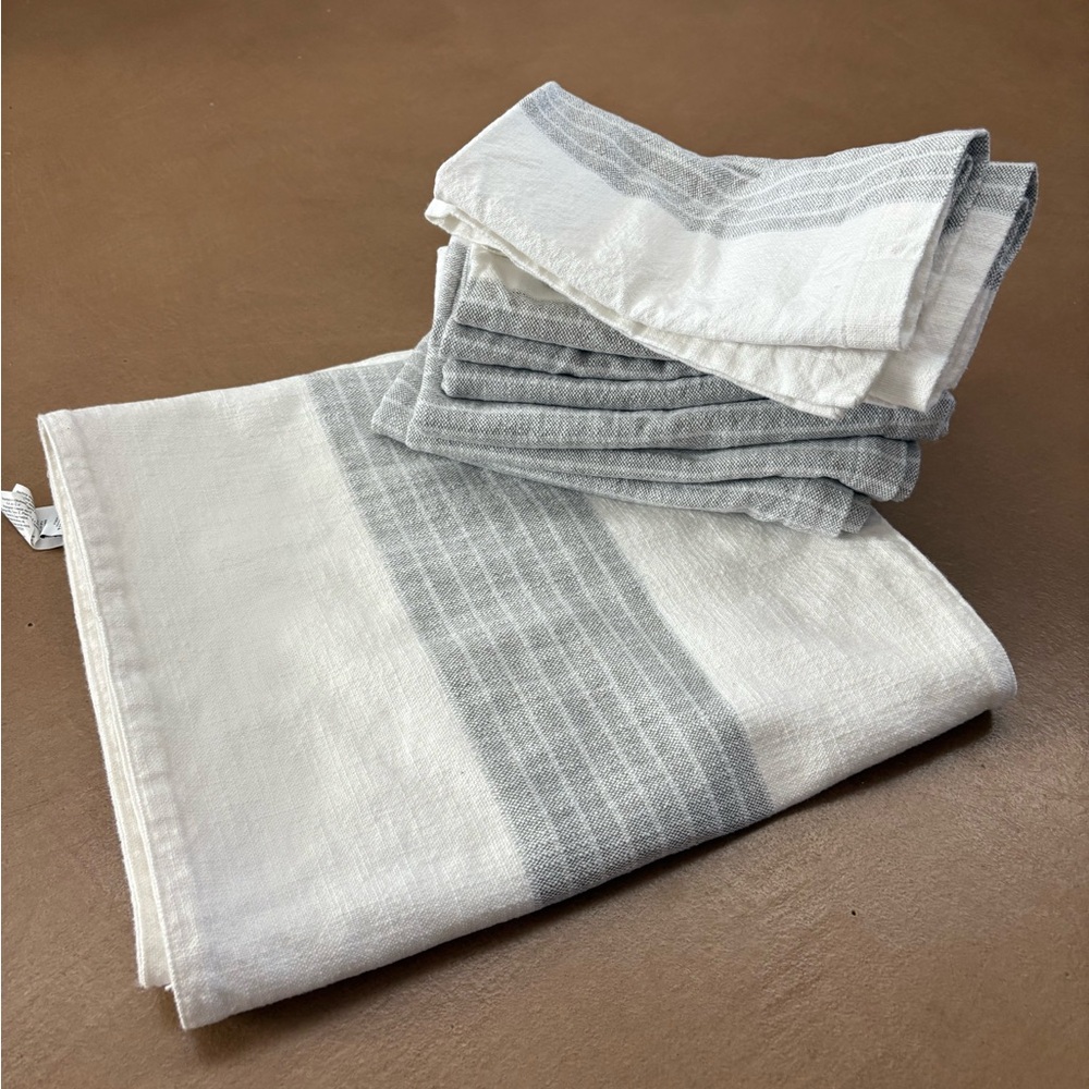 Williams Sonoma Cotton Table Runner and Napkins (8)